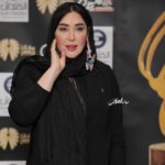 Sara Monjezi Instagram - غزل شماره ۱ الا يا ايها الساقی ادر کاسا و ناولها که عشق آسان نمود اول ولی افتاد مشکل‌ها به بوی نافه‌ای کاخر صبا زان طره بگشايد ز تاب جعد مشکينش چه خون افتاد در دل‌ها مرا در منزل جانان چه امن عيش چون هر دم جرس فرياد می‌دارد که بربنديد محمل‌ها به می سجاده رنگين کن گرت پير مغان گويد که سالک بی‌خبر نبود ز راه و رسم منزل‌ها شب تاريک و بيم موج و گردابی چنين هايل کجا دانند حال ما سبکباران ساحل‌ها همه کارم ز خود کامی به بدنامی کشيد آخر نهان کی ماند آن رازی کز او سازند محفل‌ها حضوری گر همی‌خواهی از او غايب مشو حافظ @azarmemarian_official @omidmoallem @sara_a_mrdi @dr_farzane_zeinolabedin @ellllsha @rohambabaei