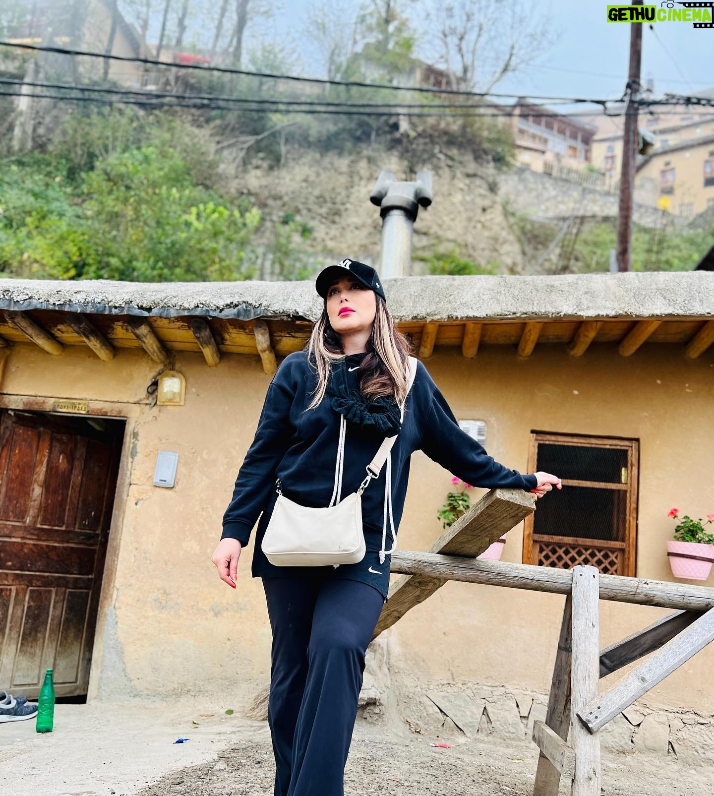 Sara Monjezi Instagram - روزی میرسد که نسبت به همهچیز بیتفاوت میشوی... نه از بدگوییهای دیگران میرنجی و نه دلخوش به حرفهای عاشقانهی اطرافت... به آن روز می گویند: " پیری " آن روز، ممکن است برای برخی پس از سی سال از اولین روزی که پا به این دنیا گذاشتهاند؛ فرا برسد و برای برخی پس از هشتاد سال هم هرگز اتفاق نیفتد... این دیگر بستگی به چگونه تاکردن زندگی با انسان ها دارد...✨✨✨ #رشت #ماسوله #گیلان #فومن #بندرانزلی #ماسال #قله رودخان #شمالگردی