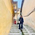 Sara Monjezi Instagram - روزی می‌رسد که نسبت به همه‌چیز بی‌تفاوت می‌شوی... نه از بدگویی‌های دیگران می‌رنجی و نه دلخوش به حرف‌های عاشقانه‌ی اطرافت... به آن روز می گویند: " پیری " آن روز، ممکن است برای برخی پس از سی سال از اولین روزی که پا به این دنیا گذاشته‌اند؛ فرا برسد و برای برخی پس از هشتاد سال هم هرگز اتفاق نیفتد... این دیگر بستگی به چگونه تاکردن زندگی با انسان ها دارد...✨✨✨ #رشت #ماسوله #گیلان #فومن #بندرانزلی #ماسال #قله رودخان #شمالگردی