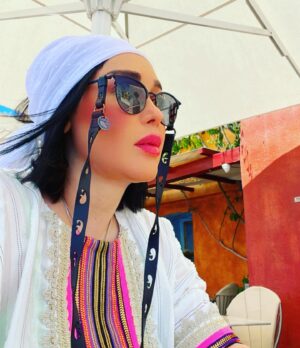 Sara Monjezi Instagram - زمان یک لحظه از حرکت باز نمی ایستد  پس زندگی کنیم 
@mantozigzag 😍😍😍