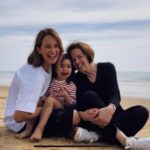 Sara Prata Instagram - Mudança de planos de última hora e trouxemos a avó connosco ♥️ Um fim-de-semana só de meninas! E a verdade é que fico tão feliz quando as vejo a brincar juntas ( feliz porque é lindo e também porque descanso 5 mints dos teatrinhos 😂) Na realidade isto é um bom truque: queres umas férias descansadas? Traz uma avó 👌🏻!! Lov u mummy • @pinecliffs #theartofwellbeing
