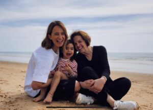 Sara Prata Instagram - Mudança de planos de última hora e trouxemos a avó connosco ♥️ Um fim-de-semana só de meninas! E a verdade é que fico tão feliz quando as vejo a brincar juntas ( feliz porque é lindo e também porque descanso 5 mints dos teatrinhos 😂) Na realidade isto é um bom truque: queres umas férias descansadas? Traz uma avó 👌🏻!! Lov u mummy • @pinecliffs #theartofwellbeing