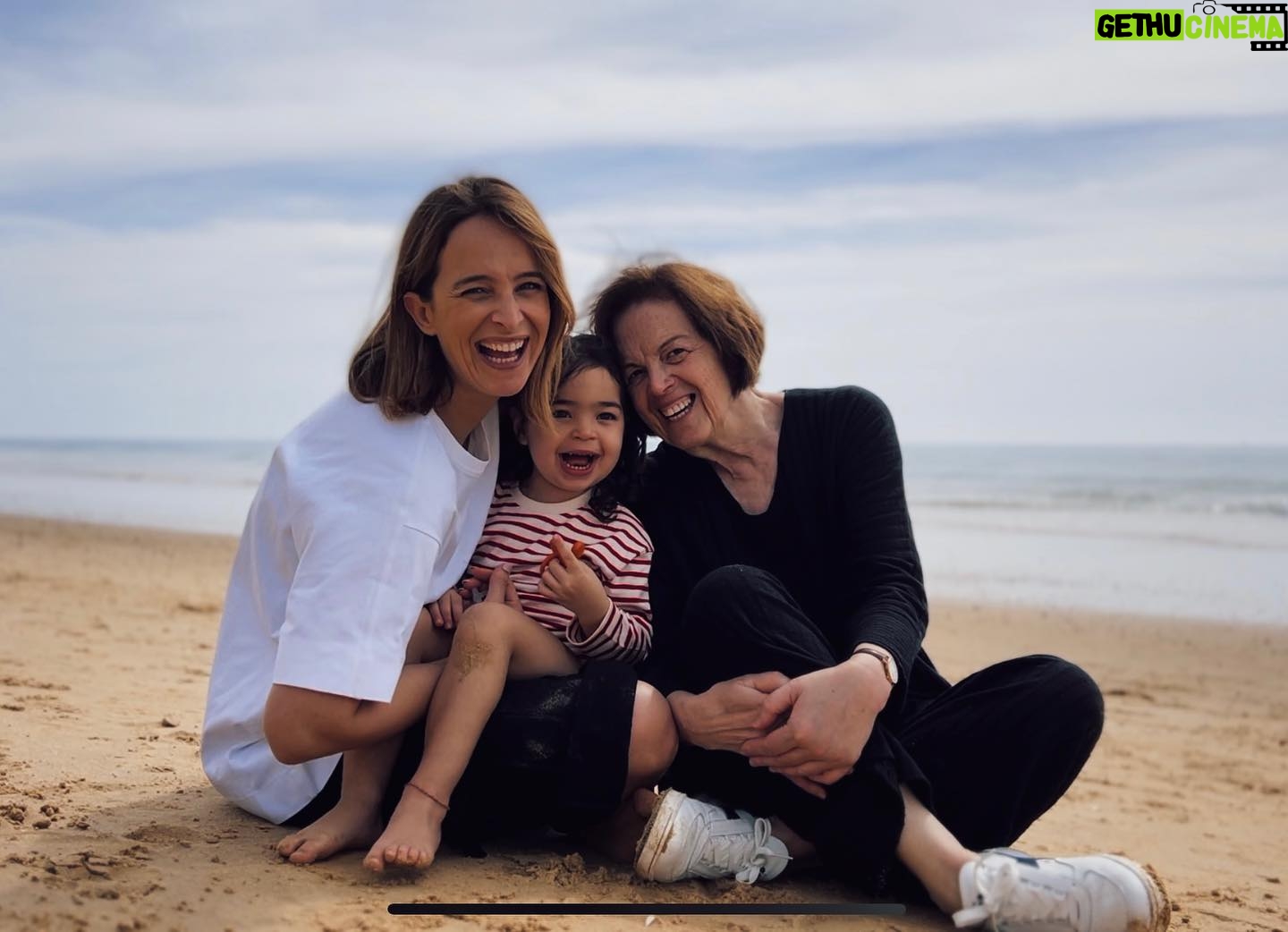 Sara Prata - 16.7K Likes - Mudança de planos de última hora e trouxemos a avó connosco ♥️ Um fim-de-semana só de meninas! E a verdade é que fico tão feliz quando as vejo a brincar juntas ( feliz porque é lindo e também porque descanso 5 mints dos teatrinhos 😂)
Na realidade isto é um bom truque: queres umas férias descansadas? Traz uma avó 👌🏻!!
Lov u mummy
• @pinecliffs
#theartofwellbeing