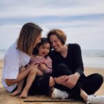 Sara Prata Instagram - Mudança de planos de última hora e trouxemos a avó connosco ♥️ Um fim-de-semana só de meninas! E a verdade é que fico tão feliz quando as vejo a brincar juntas ( feliz porque é lindo e também porque descanso 5 mints dos teatrinhos 😂) Na realidade isto é um bom truque: queres umas férias descansadas? Traz uma avó 👌🏻!! Lov u mummy • @pinecliffs #theartofwellbeing