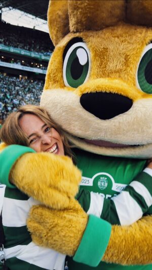 Sara Prata Instagram - Filha, a mãe esteve com o Jubas 😂💚 
 E vi no relvado o grande Sporting erguer a taça de Campeões!!!! 
SPORTINGGGGGG 🏆🦁
@sportingcp 
@ligaportugal 
@betclicportugal 
#ligaportugalbetclic
@nosportugal
