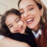 Sara Prata Instagram - Deixar a chucha: Parece correr lindamente, e de facto eles superam os desafios mais difíceis e deixam-nos de boca aberta. Não falou sequer uma vez sobre as chuchas, que foram o seu grande consolo e companhia de todos os dias. Mas…sermos pais é estarmos atentos ao que não se vê, ao que eles não dizem. Porque a verdade é que as coisas não estão fáceis. Estamos sempre disponíveis para lhe dar amparo, mas hoje já nem sei quem precisa mais de conforto, se ela se eu. Voltou a ficar a chorar na escola, agarrada ao meu pescoço para não a deixar, está pela primeira vez a ter momentos de chorar quase até ficar rouca, não quer dormir a sesta, precisa de 3 histórias e dezenas de cantigas para adormecer à noite, acorda sobressaltada durante o sono...e de manhã vejo sempre a mãozinha dela à procura de forma inconsciente entre os lençóis das suas amigas. Mas o choro descompensado e desnorteado é o que a mim me tem feito perder o norte. E no final isto passa a ser difícil, para todos. Por vezes as coisas que não falamos são as que nos custam mais não é? E este está a ser o grande desafio, o de tentar ensinar como regular uma emoção tão grande a um ser tão pequenino. Lá vou mordendo os dedos, revirando os olhos no escuro, dando colo como se assim também eu o recebesse, e procurando as palavras certas que a reconfortem, que a façam entender o que sente e encontrar ferramentas para perceber como pode agora estar bem sem recorrer às suas chuchas. Sinto sempre que quem mais aprende com as novas etapas deles somos nós, temos constantemente de olhar para dentro, de procurar as nossas ferramentas para depois os ensinarmos a usá-las. Estamos todos a aprender, juntos. E isso consegue ser bonito mas também quase levar-nos à loucura ☺️ Uma coisa é certa, em equipa vamos conseguir superar esta etapa, e vamos poder dizer-lhe: “sim filha deixaste as chuchas de um dia para o outro, acreditaste que a fada as tinha levado e nunca mais falaste nelas ♥️”