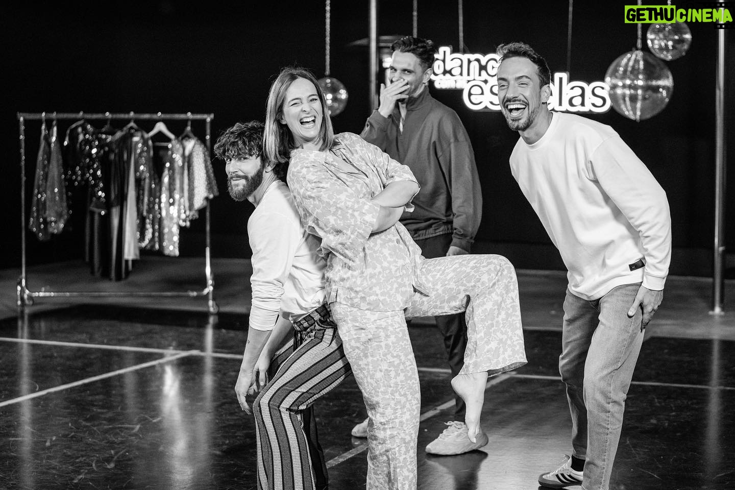 Sara Prata Instagram - Voltar ao “Dança com as Estrelas” tem sido muito isto! Recordar momentos incríveis, abraçar o desafio de voltar a dar umas piruetas pelo ar, e muita boa disposição ao lado dos 3 mosqueteiros @luis__quina @de_courinha @danielgamitosoares 🙌🏻 Sábado não percam este regresso que me está a deixar de coração feliz e com as coxas a doer 😂♥️ @dancatvi @tvioficial registo incrível da @movingpictureslx