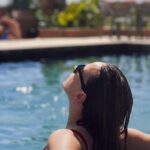 Sara Prata Instagram - Pazes feitas, Marrakech ♥️🙌🏻 O plano era uma fuga de 4 dias em família. Procurámos destinos directos, onde já se sentisse o calor, com logística simples para crianças e que não nos levassem um rim por voos e hotel. Rapidamente Marrocos apareceu na lista. Eu teria de aceitar voltar a um lugar que não tinha gostado, mas mais de 10 anos já se tinham passado e a verdade é que eu mudei e podia encontrar também um sítio diferente. E foi mesmo isso que aconteceu! Vim encantada desta vez, e com vontade de regressar para explorar todas as outras cidades marroquinas por onde já passei 😍 As cores e a vibração nas ruas, o povo que pode parecer fechado e bruto mas na verdade é de conversa fácil e sempre pronto para uns bons minutos a contar histórias, os restaurantes lindos, as milhares de ruas e esquinas empilhadas de múltiplas bancas a vender tudo o que vai do mais kitsch ao “ai quero levar tudoooo”, o caos e a beleza de cada rua, o calor intenso que faz o pôr-do-sol ser ainda mais belo. A logística com os miúdos é muito simples, há comidas para todos os gostos e senti total segurança. Por vezes tivemos de trocar planos na rua pelos mergulhos no hotel. Mas as férias são para isso mesmo. E ainda tivemos uma primeira semana sem chuchas para gerir, com as emoções ao rubro mas a passar esta etapa de forma estoica. Resumo dos dias: plano perfeito. Deixo algumas dicas para guardarem e quem sabe também entra nos vossos planos 🌵 Hotel @pestanacr7 #pestanacr7marrakech Restaurantes: •Toro Toro, • Terrace des epices, • Kabana, • Le Pavilion no La Mamounia Locais a visitar: • Medina • Praça Jemaa el-fna • Jardin Majorelle • Madraça ben youssef • Ir a um spot para ver o pôr-do-sol Muitos mergulhos na piscina