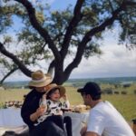 Sara Prata Instagram - PORTUGAL ♥️🌿 Depois de espreitar alguns destinos fora do país, e com o tempo contado, mas com a vontade de fazer umas férias em família no início do ano, decidi escolher…o Alentejo! Quem vai espreitando por aqui, já sabe que é uma das minhas grandes paixões. Fomos ao Alentejo litoral, Alentejo interior e ainda ao alto Alentejo 🌾 Viemos com mais umas páginas preenchidas no nosso livro de memórias e mais uns kms no nosso país lindo, passando por terras tão belas quanto solitárias. Este nosso cantinho é lindo e cada vez gosto mais de o descobrir. Dicas para guardar por onde andámos: • Quinta da Comporta @quintadacomporta • Restaurante Dona Bia @dona_bia.comporta • Marmelar • Herdade do Sobroso @herdade_do_sobroso • Sleep&Nature @sleepandnature #sleepandnature • Reserva Animal Monte Selvagem @monteselvagem