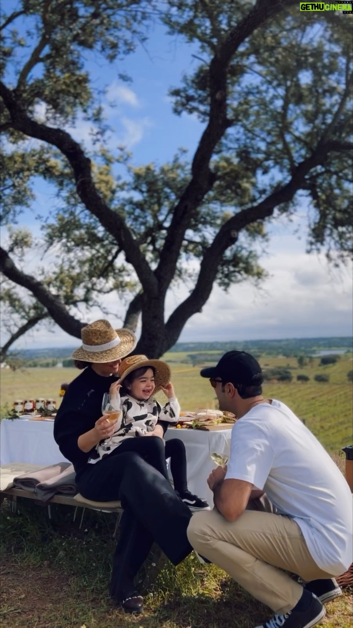Sara Prata Instagram - PORTUGAL ♥️🌿 Depois de espreitar alguns destinos fora do país, e com o tempo contado, mas com a vontade de fazer umas férias em família no início do ano, decidi escolher…o Alentejo! Quem vai espreitando por aqui, já sabe que é uma das minhas grandes paixões. Fomos ao Alentejo litoral, Alentejo interior e ainda ao alto Alentejo 🌾 Viemos com mais umas páginas preenchidas no nosso livro de memórias e mais uns kms no nosso país lindo, passando por terras tão belas quanto solitárias. Este nosso cantinho é lindo e cada vez gosto mais de o descobrir. Dicas para guardar por onde andámos: • Quinta da Comporta @quintadacomporta • Restaurante Dona Bia @dona_bia.comporta • Marmelar • Herdade do Sobroso @herdade_do_sobroso • Sleep&Nature @sleepandnature #sleepandnature • Reserva Animal Monte Selvagem @monteselvagem
