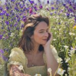 Sara Prata Instagram - Alguma vez vos aconteceu irem na estrada e ao verem um campo de flores vos apetecer parar o carro e correr? Foi o que eu fiz hoje 😂 Que bonito, cada vez mais apaixonada pela Primavera no Campo 🌿🌼 E claro que lá obriguei o meu homem a vir atrás de mim tirar fotografias (quem nunca 😂😂) • A Amélia ficou com a avó a espreitar pela janela do carro, a ver a doida da mãe feliz no meio das flores. A melhor forma de os ensinar a cuidar da natureza é fazer crescer esta paixão neles ♥️🌿
