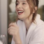 Sara Prata Instagram - Nós mulheres e mães temos de gerir muuuuuito bem o tempo 😅 Ontem decidi ir mais cedo para o @intercontinentalcascaisestoril , pedi o meu almoço e decidi comer na varanda incrível do meu quarto, e enquanto abria uma garrafa de vinho, aproveitei para ler e tomar um banho com calma, sem a banda sonora do costume “mamã mamã mamã!”. Depois aos poucos a minha equipa da @notable.pt foi chegando para me ajudar a preparar todo o glamour que a noite exigia ♥️ Ficou o registo do @shake_n_bakery para nunca me esquecer do bonita que a noite foi…e do bem que soube este bocadinho. • look by @ritaprietoalves_styling • vestido @pinkoofficial • jóias @callmegorgeousstore • hair @hairfusionlisboa • makeup @raquelbatalha.makeup • baton 💄 @avonportugal