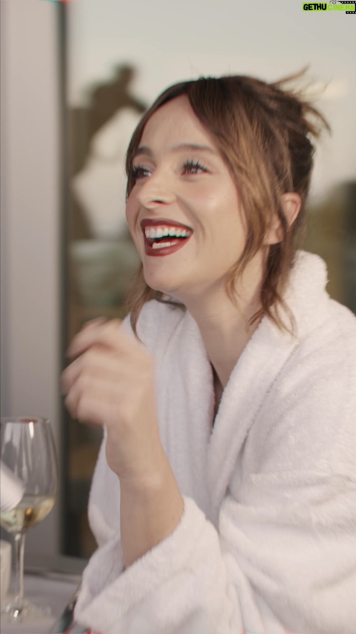 Sara Prata Instagram - Nós mulheres e mães temos de gerir muuuuuito bem o tempo 😅 Ontem decidi ir mais cedo para o @intercontinentalcascaisestoril , pedi o meu almoço e decidi comer na varanda incrível do meu quarto, e enquanto abria uma garrafa de vinho, aproveitei para ler e tomar um banho com calma, sem a banda sonora do costume “mamã mamã mamã!”. Depois aos poucos a minha equipa da @notable.pt foi chegando para me ajudar a preparar todo o glamour que a noite exigia ♥️ Ficou o registo do @shake_n_bakery para nunca me esquecer do bonita que a noite foi…e do bem que soube este bocadinho. • look by @ritaprietoalves_styling • vestido @pinkoofficial • jóias @callmegorgeousstore • hair @hairfusionlisboa • makeup @raquelbatalha.makeup • baton 💄 @avonportugal