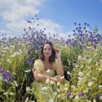 Sara Prata Instagram - Alguma vez vos aconteceu irem na estrada e ao verem um campo de flores vos apetecer parar o carro e correr? Foi o que eu fiz hoje 😂 Que bonito, cada vez mais apaixonada pela Primavera no Campo 🌿🌼 E claro que lá obriguei o meu homem a vir atrás de mim tirar fotografias (quem nunca 😂😂) • A Amélia ficou com a avó a espreitar pela janela do carro, a ver a doida da mãe feliz no meio das flores. A melhor forma de os ensinar a cuidar da natureza é fazer crescer esta paixão neles ♥️🌿