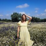 Sara Prata Instagram - Alguma vez vos aconteceu irem na estrada e ao verem um campo de flores vos apetecer parar o carro e correr? Foi o que eu fiz hoje 😂 Que bonito, cada vez mais apaixonada pela Primavera no Campo 🌿🌼 E claro que lá obriguei o meu homem a vir atrás de mim tirar fotografias (quem nunca 😂😂) • A Amélia ficou com a avó a espreitar pela janela do carro, a ver a doida da mãe feliz no meio das flores. A melhor forma de os ensinar a cuidar da natureza é fazer crescer esta paixão neles ♥️🌿