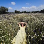 Sara Prata Instagram - Alguma vez vos aconteceu irem na estrada e ao verem um campo de flores vos apetecer parar o carro e correr? Foi o que eu fiz hoje 😂 Que bonito, cada vez mais apaixonada pela Primavera no Campo 🌿🌼 E claro que lá obriguei o meu homem a vir atrás de mim tirar fotografias (quem nunca 😂😂) • A Amélia ficou com a avó a espreitar pela janela do carro, a ver a doida da mãe feliz no meio das flores. A melhor forma de os ensinar a cuidar da natureza é fazer crescer esta paixão neles ♥️🌿