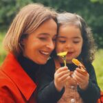 Sara Prata Instagram - Minha florzinha. Esta manhã recebi esta flor e guardo-a no bolso até agora ♥️ Este está a ser o melhor capítulo da minha vida! Quando a Amélia nasceu fui logo inundada dum amor enorme ...e lembro-me muito bem de várias pessoas me dizerem que esse amor que sentia só ia crescer cada vez mais. Naquele momento pareceu-me impossível, mas é tãoooo verdade! Ser mãe é amar cada vez mais ✴️♥️ Um beijinho a todas as mães e um beijinho ainda maior a todos aqueles que já não têm esse amor de mãe consigo! 💫