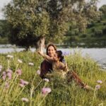 Sara Prata Instagram - Estou feliz 🌿♥️ Dizem os locais que poucas foram as vezes que viram a Barragem assim tão cheia. Vim espreitar e não podia ter ficado mais encantada. Nunca tinha visto este lugar assim, com a água a chegar às oliveiras, que bonito. Aproveitámos para ficar a ouvir os passarinhos a voltar a casa ao final do dia e apanhar lírios no campo. E tudo porque choveu e transformou o Alentejo ainda mais belo. Cada vez mais apaixonada por este cantinho♥️🌿