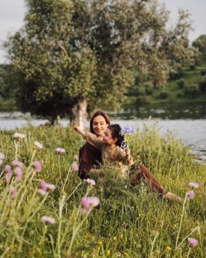 Sara Prata Instagram - Estou feliz 🌿♥️ Dizem os locais que poucas foram as vezes que viram a Barragem assim tão cheia. Vim espreitar e não podia ter ficado mais encantada. Nunca tinha visto este lugar assim, com a água a chegar às oliveiras, que bonito. Aproveitámos para ficar a ouvir os passarinhos a voltar a casa ao final do dia e apanhar lírios no campo. E tudo porque choveu e transformou o Alentejo ainda mais belo. Cada vez mais apaixonada por este cantinho♥️🌿