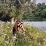 Sara Prata Instagram - Estou feliz 🌿♥️ Dizem os locais que poucas foram as vezes que viram a Barragem assim tão cheia. Vim espreitar e não podia ter ficado mais encantada. Nunca tinha visto este lugar assim, com a água a chegar às oliveiras, que bonito. Aproveitámos para ficar a ouvir os passarinhos a voltar a casa ao final do dia e apanhar lírios no campo. E tudo porque choveu e transformou o Alentejo ainda mais belo. Cada vez mais apaixonada por este cantinho♥️🌿