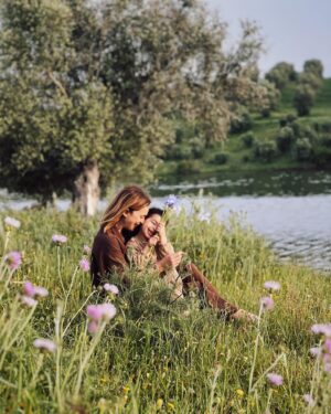 Sara Prata Instagram - Estou feliz 🌿♥️ Dizem os locais que poucas foram as vezes que viram a Barragem assim tão cheia. Vim espreitar e não podia ter ficado mais encantada. Nunca tinha visto este lugar assim, com a água a chegar às oliveiras, que bonito. Aproveitámos para ficar a ouvir os passarinhos a voltar a casa ao final do dia e apanhar lírios no campo. E tudo porque choveu e transformou o Alentejo ainda mais belo. Cada vez mais apaixonada por este cantinho♥️🌿