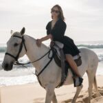Sara Prata Instagram - A @pura_slowliving da querida @categouveia está a ganhar asas e é tão bonito de ver ♥️ Viemos para conhecer a nova coleção e celebrar a Catarina. Eu ainda ganhei o bónus de regressar à praia onde cresci. Foram muitas as vezes que por aqui andei e foi bom regressar com este grupo de mulheres inspiradoras. Obrigada por este convite querida Catarina 🌿