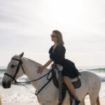 Sara Prata Instagram - A @pura_slowliving da querida @categouveia está a ganhar asas e é tão bonito de ver ♥️ Viemos para conhecer a nova coleção e celebrar a Catarina. Eu ainda ganhei o bónus de regressar à praia onde cresci. Foram muitas as vezes que por aqui andei e foi bom regressar com este grupo de mulheres inspiradoras. Obrigada por este convite querida Catarina 🌿
