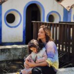 Sara Prata Instagram - Mesmo aqui ao lado e nós não conhecíamos ♥️🌿 Tivemos um dia em grande e sem saber muito bem ao que íamos. Acabámos por descobrir os animais da quinta, os burros, as cabras, as ovelhas e tantos outros ao longo do caminho, fizemos uns 3/4 picnics (que isto de andar ao ar livre no meio da natureza dá fome), explorámos o trilho do Cuquedo sem apanhar nenhum susto porque a criançada nunca nos deixou parar no mesmo lugar 😂😂, e ainda alugámos bicicletas elétricas com atrelado para passear nos 380 hectares de natureza. Pelo meio tivemos direito a “descansar as pernas” num pedacinho de terra idílico, cheio de cavalos selvagens 🌿♥️ Que programinha perfeito. Fica a dica, e é de guardar: • Quinta do Pisão 😍