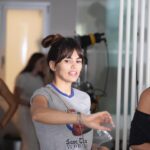 Sara Sálamo Instagram - Es difícil dejarme sin palabras. Fui de esas niñas a las que todos los años llamaban a sus padres a modo regañina porque “no paraba de hablar”. En cambio, hoy a penas encuentro verbo que describa el batiburrillo de sentimientos que me genera haber debutado detrás de las cámaras. Solo puedo dar las GRACIAS al pedazo de equipo de “La manzana”. Ni en mis mejores sueños hubiera podido estar mejor acompañada. 🍎
