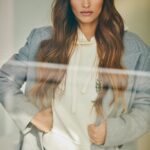 Sara Sálamo Instagram - Fotos para @elle_spain en la promo de “El favor” de Juana Macías. Nos vemos el 10 de noviembre en cines. Fotógrafo: @borjalama Realización: @barbaragarralda Maquillaje y peluquería: @paulasoroa Redactora: @saiz_claudia