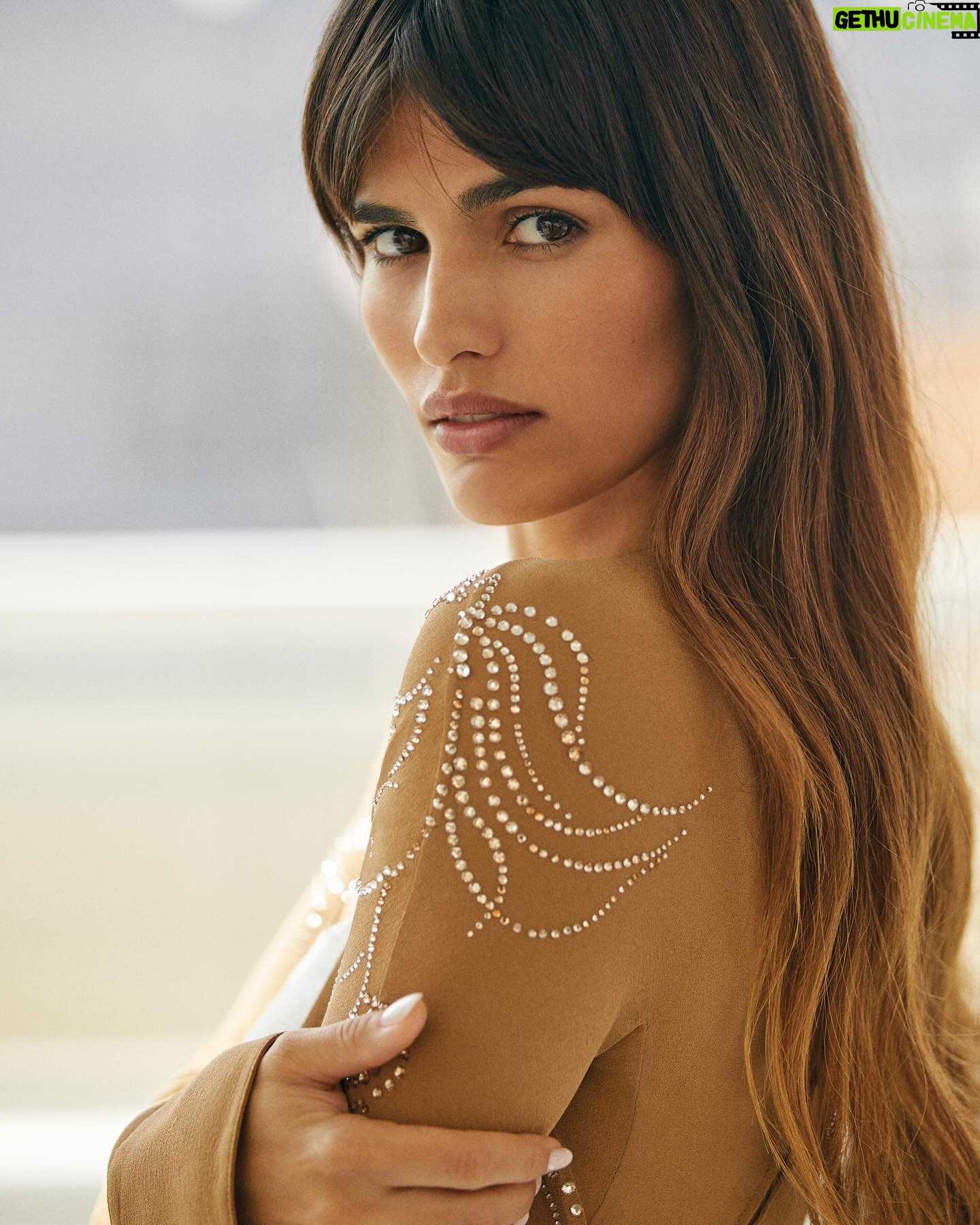Sara Sálamo Instagram - Fotos para @elle_spain en la promo de “El favor” de Juana Macías. Nos vemos el 10 de noviembre en cines. Fotógrafo: @borjalama Realización: @barbaragarralda Maquillaje y peluquería: @paulasoroa Redactora: @saiz_claudia