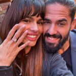 Sara Sálamo Instagram - Hoy regresamos del viaje donde uno de nuestros hijos aprendió a escribir “papá y mamá” durante una cena en familia… Donde reímos, nos besamos y nos abrazamos mucho los cinco. Y dónde nos prometimos no solo querernos #deaquíamarte sino: PARA TODA LA VIDA. ¡Nos casaaaaaamos 💍!🤩💙