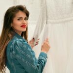 Sara Sálamo Instagram - Recuerdo, en más de una ocasión, ir de la mano de mi madre caminando por mi Tenerife natal y quedarme prendada del escaparate de @rosa_clara “Mami, si algún dia me caso, mi vestido será de esta tienda”, le decía. Aún no me puedo creer que, este 2024 me vaya a casar con el amor de mi vida, el padre de mis hijos, y Rosa sea la encargada de diseñar mi vestido. Os diré que, además, me he encontrado con una mujer increíble y no puedo estar más feliz por todo lo que estoy viviendo. Además, en la última foto veréis al mejor acompañante del mundo.