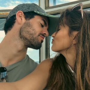 Sara Sálamo Instagram - No exagero cuando digo que me gustaría escalar contigo siendo octogenarios.
Feliz cumpleaños, al amor de mi vida.
Te amo #deaquíamarte🥐💙 y mucho más.
