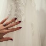 Sara Sálamo Instagram - Recuerdo, en más de una ocasión, ir de la mano de mi madre caminando por mi Tenerife natal y quedarme prendada del escaparate de @rosa_clara “Mami, si algún dia me caso, mi vestido será de esta tienda”, le decía. Aún no me puedo creer que, este 2024 me vaya a casar con el amor de mi vida, el padre de mis hijos, y Rosa sea la encargada de diseñar mi vestido. Os diré que, además, me he encontrado con una mujer increíble y no puedo estar más feliz por todo lo que estoy viviendo. Además, en la última foto veréis al mejor acompañante del mundo.