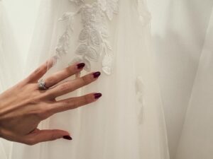 Sara Sálamo Instagram - Recuerdo, en más de una ocasión, ir de la mano de mi madre caminando por mi Tenerife natal y quedarme prendada del escaparate de @rosa_clara 
“Mami, si algún dia me caso, mi vestido será de esta tienda”, le decía.
Aún no me puedo creer que, este 2024 me vaya a casar con el amor de mi vida, el padre de mis hijos, y Rosa sea la encargada de diseñar mi vestido.
Os diré que, además, me he encontrado con una mujer increíble y no puedo estar más feliz por todo lo que estoy viviendo.

Además, en la última foto veréis al mejor acompañante del mundo.
