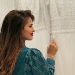 Sara Sálamo Instagram - Recuerdo, en más de una ocasión, ir de la mano de mi madre caminando por mi Tenerife natal y quedarme prendada del escaparate de @rosa_clara “Mami, si algún dia me caso, mi vestido será de esta tienda”, le decía. Aún no me puedo creer que, este 2024 me vaya a casar con el amor de mi vida, el padre de mis hijos, y Rosa sea la encargada de diseñar mi vestido. Os diré que, además, me he encontrado con una mujer increíble y no puedo estar más feliz por todo lo que estoy viviendo. Además, en la última foto veréis al mejor acompañante del mundo.