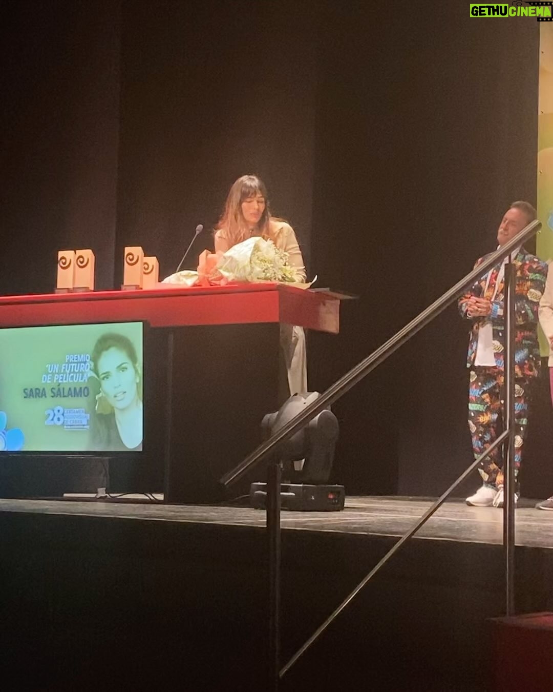 Sara Sálamo Instagram - Con la voz quebrada, agradecida y feliz. Resumen de mis ultimas veinticuatro horas, recogiendo el premio a mi trayectoria de parte del @certamen_audiovisual_cabra Con mi amigo bonito del alma @davidlaguia Ayer conocí a muchas personas con las que espero poder seguir compartiendo el amor al arte y carcajadas varias. También me reencontré con personas que quiero y admiro. Gracias al certamen por el premio, por vuestro compromiso con la cultura y, en especial, vuestro amor al cine.