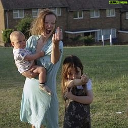 Sara Sálamo Instagram - Esta maravilla me ha revuelto las tripas y estrujado el corazón muy fuerte. “WASP” de Andrea Arnold.💙