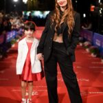 Sara Sálamo Instagram - Anoche se cumplió un sueño. Pisamos la alfombra roja para que el público pudiese disfrutar de mi primer trabajo detrás de la cámaras. 🍎 Gracias a mi equipo, por acompañarme en un día tan especial. 📸 @carlosvillarejo 👗 @cindyfigueroa_official x 💇🏽‍♀️ @mariaroberts25 x @renefurterer.es 💄 @pedrocedeno1 x @kyliecosmetics 💎 @joyeriasuarez