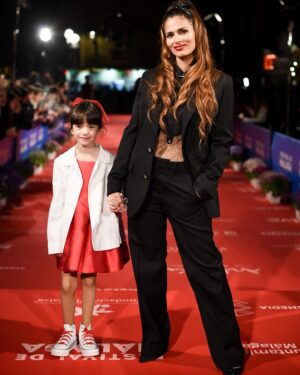 Sara Sálamo Instagram - Anoche se cumplió un sueño.
Pisamos la alfombra roja para que el público pudiese disfrutar de mi primer trabajo detrás de la cámaras. 🍎

Gracias a mi equipo, por acompañarme en un día tan especial.

📸 @carlosvillarejo 
👗 @cindyfigueroa_official x
💇🏽‍♀️ @mariaroberts25 x @renefurterer.es 
💄 @pedrocedeno1 x @kyliecosmetics 
💎 @joyeriasuarez