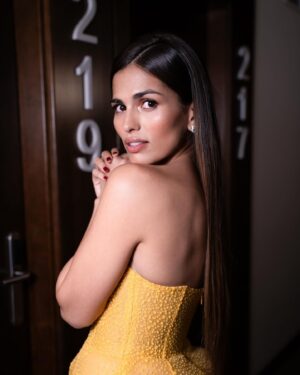 Sara Sálamo Instagram - Ya estamos listas para celebrar un año de cine espectacular.
¡Que viva el #cineespañol !
#premiosgoya2024

Estilismo: @cindyfigueroa_official 
Peluquería: @mariaroberts25 
Make Up: @pedrocedeno1 
Photo: @juangomez_photo 

@bulgari @pedrodelhierro_official @charlottetilbury @renefurterer.es