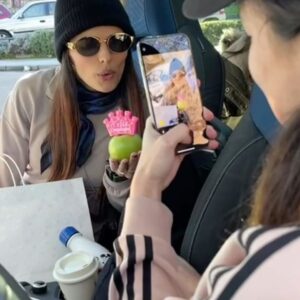Sara Sálamo Instagram - Ayer me celebraron el cumple mientras currábamos en un proyecto que me tiene entusiasmada e incluso pude llegar a tiempo para soplar las velas con mis pequeños.

Gracias por un día tan especial y emotivo:

A mi chico favorito del mundo @iscoalarcon , porque a pesar de los kms, siempre siento que estás cerca.

A mi equipo, el más divertido y currante del planeta @annasaura @isabelruizruizdop @fioregianuzzi @miguelcaprara

A mis padres, que sin ellos la conciliación, es una utopía y que son los más detallistas del mundo💙

Y a mis niños, porque me han regalado los mejores dibujos del planeta. 🤩