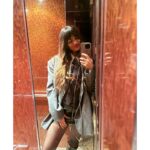 Sara Sálamo Instagram – Amanecimos en 2024.
¿Qué tal vuestro primer día? Yo me creí de nuevo adolescente y me hice una foto en el ascensor, contra el espejo. Y sin mis hijos. 🤭