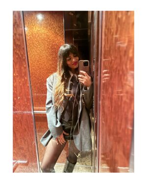 Sara Sálamo Instagram - Amanecimos en 2024.
¿Qué tal vuestro primer día? Yo me creí de nuevo adolescente y me hice una foto en el ascensor, contra el espejo. Y sin mis hijos. 🤭