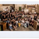 Sara Sálamo Instagram – “Al otro barrio” de @mar.olid ha sido un oasis. 

Mar, eres ejemplo de cómo llevar a un equipo. Consigues que toda esta gente reme en la dirección que quieres con los ojos cerrados y que ir a trabajar cada mañana y cada noche sea algo estimulante.
Gracias por tu talento, tu energía y por tantas risas.

Gracias a mi @quimyo por ser inspiración a todos los niveles. Se nos ha hecho corto el viaje💙

Y a todos los “Happies”. Me he reído como una niña cada día a vuestro lado… ¡Ya os echo de menos! @mariadenati @yaelbelicha @jorgesuquet @hamzazaidi97 @javierherrera___ @_fernandovaldivielso_ @carmenruiz @alvarofontalba @jorgeuson 

Y GRACIAS a todo el crew de la peli. He compartido mucho con la mayoría de vosotros💙

Nos vemos en la próxima.