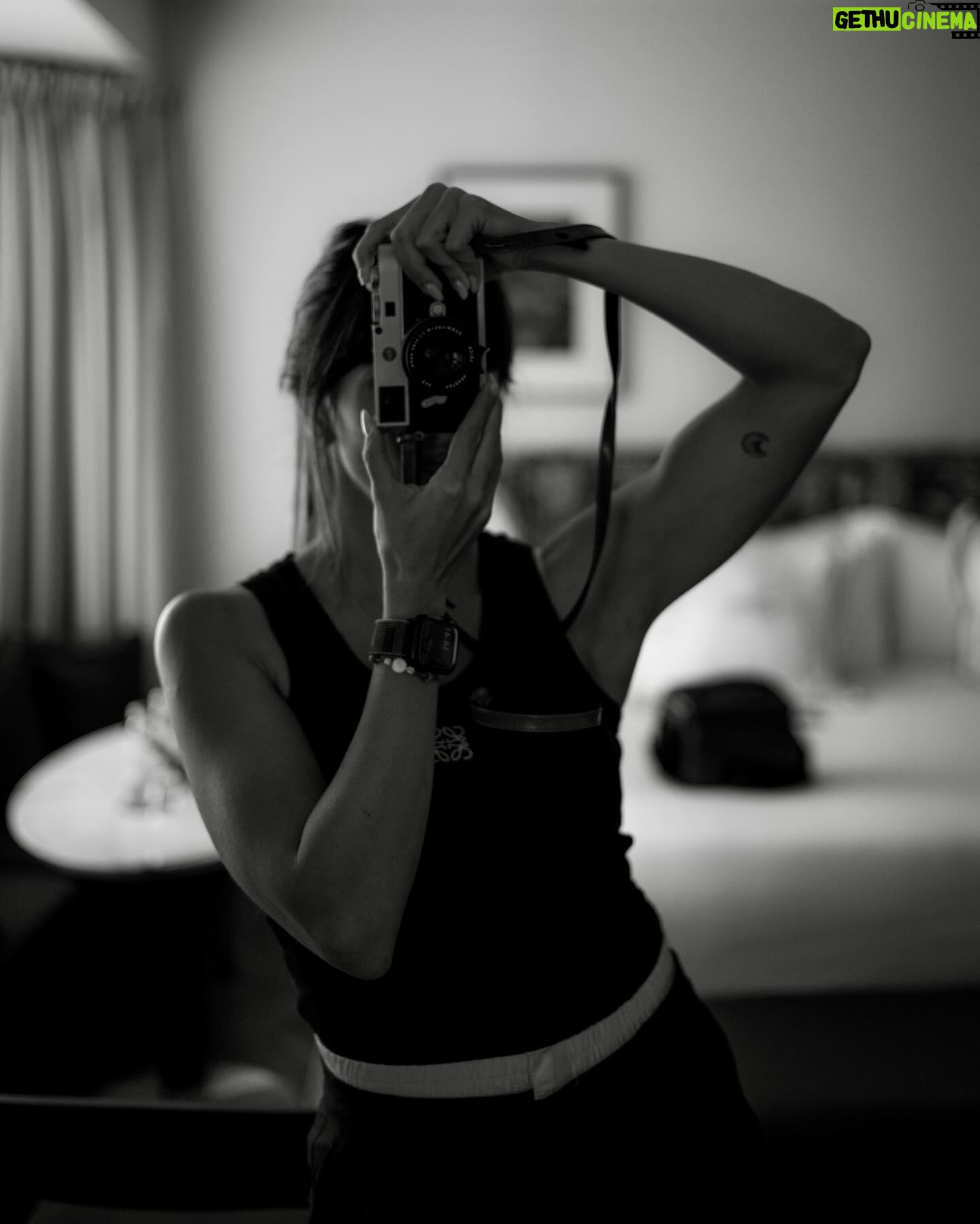 Sara Sálamo Instagram - Qué suerte tengo de sentirme niña con cada nuevo proyecto. Tenía la espinita clavada arrancar en modo automático de mi cámara y aprender a usar los parámetros manuales. Enhorabuena @leicacamera.es por vuestro curso con @vicente_cabido He aprendido, he disfrutado y salgo en modo manual con una sonrisa de oreja a oreja. Aquí os dejo algunas fotos que he hecho estas semanas💙 también podéis seguirme en la cuenta que he creado para estos ratitos @sarasalamo.photo