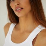 Sara Sálamo Instagram – Se va un año que voy a añorar sobremanera.
Se va un año en el que he llorado de felicidad (más de una vez). En el que me he sentido más plena, realizada y dichosa…
He conocido personas que se han convertido en talismanes, he disfrutado de mi familia, de mi trabajo y de tener salud para poder exprimir cada segundo.
Adiós al año en el que me debuté y repetí como guionista y directora, en el que disfruté e investigué mucho como actriz, en el que me pidieron matrimonio, en el que me despedí de la lactancia tras varios años y sobretodo: fui valiente para tomar decisiones.

2024, te pido que seas la mitad de bueno que tu antecesor. ¡Te esperamos con ansias!