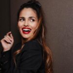 Sara Sálamo Instagram - Anoche se cumplió un sueño. Pisamos la alfombra roja para que el público pudiese disfrutar de mi primer trabajo detrás de la cámaras. 🍎 Gracias a mi equipo, por acompañarme en un día tan especial. 📸 @carlosvillarejo 👗 @cindyfigueroa_official 💇🏽‍♀️ @mariaroberts25 x @renefurterer.es 💄 @pedrocedeno1 x @kyliecosmetics 💎 @joyeriasuarez
