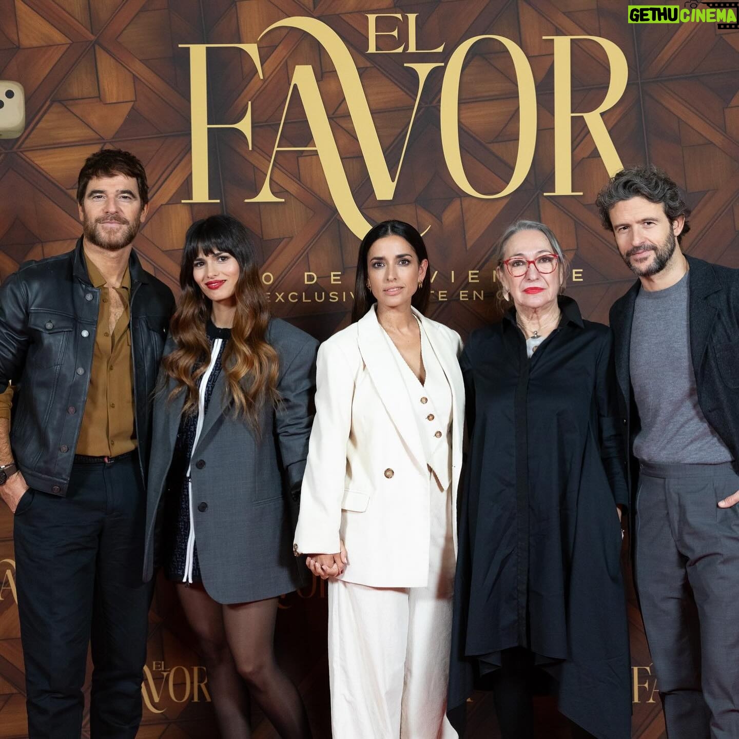 Sara Sálamo Instagram - Ayer presentamos ante la prensa “El favor” y estoy ansiosa porque sea vuestra. El viernes nos vemos en las salas 🥹🫶🏼